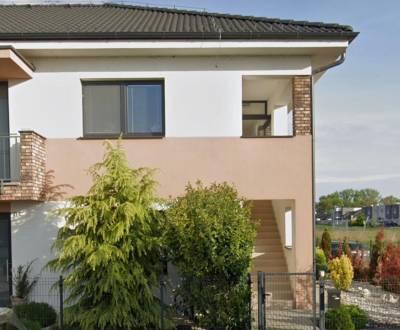 Na PREDAJ pekný 3 izbový byt s terasou a záhradou v Hamuliakove