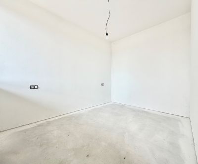 Na predaj 1,5 izbový byt s terasou, predzáhradkou a parkovaním-Svinná
