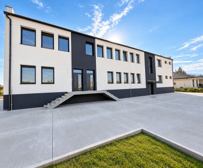 Na predaj 1,5 izbový byt s terasou, predzáhradkou a parkovaním-Svinná
