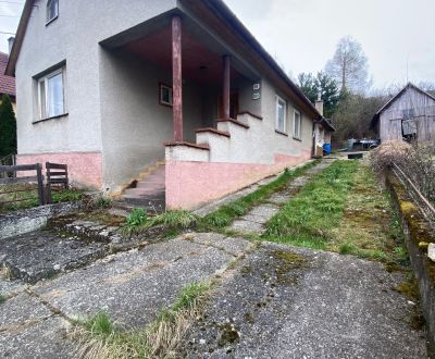 Malebná chalupa s ovocným sadom vo Vrbovcoch. 