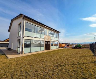 EXKLUZÍVNE 2i apartmán s terasou, parkovaním, Veľký Slavkov, okr. Popr