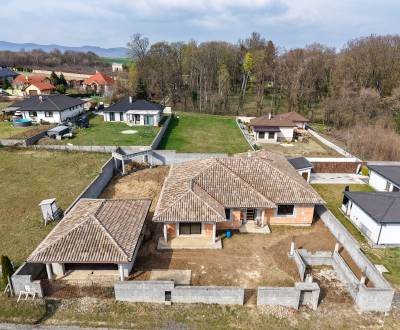REZERVOVANÉ Nadštandardný rodinný dom na 10 á pozemku - Malý Lapáš 