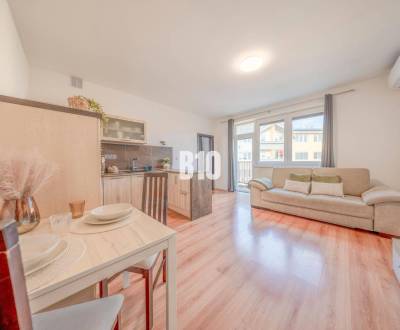 ŠTARTOVACÍ 2-IZBOVÝ BYT S KLIMATIZÁCIOU,  BALKÓNOM, PARKOVACÍM STÁTÍM 