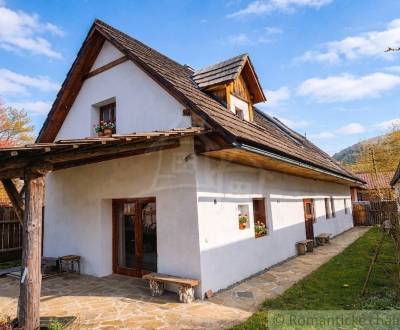 Zrekonštruovaný dom pri potoku v podhorí Veľkej Fatry