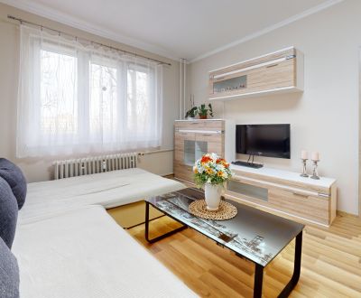 REZERVOVANÉ, 3-izbový byt v centre mesta s balkónom a 2 pivnicami