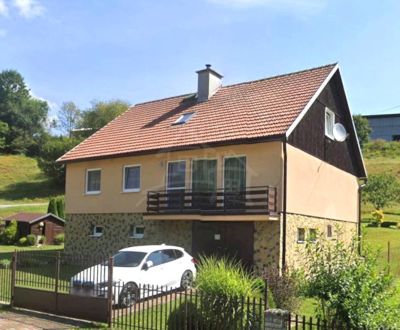 Veľkorysý 10-árový pozemok, slnečná nehnuteľnosť, priestranné bývanie 