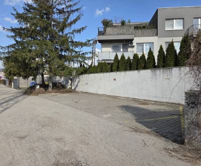 Parkovacie státie v Ružinove – pri Gymnáziu I. Horvátha a električke