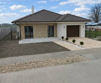 DUNAJSKÁ STREDA- 4i moderná novostavba RD s tep. čerpadlom + garážou