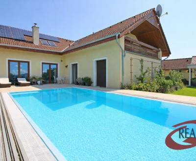 **RODINNÝ DOM V SÚKROMNEJ ULIČKE S BAZÉNOM A LETNÝM DOMČEKOM**