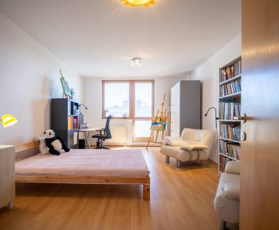 Veľkometrážny 125m² 3-izbový bezbarierový byt s balk a garážou