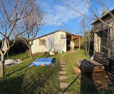 NA PREDAJ 870m2 pozemok Nitra - Čermáň 