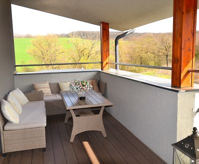 Na predaj apartmán s veľkou terasou Podhájská.