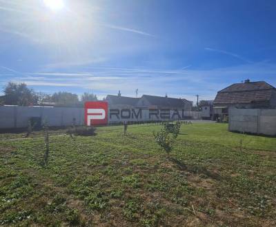 Pekný pozemok 830 m2 v Slovenskom Grobe so starším domom
