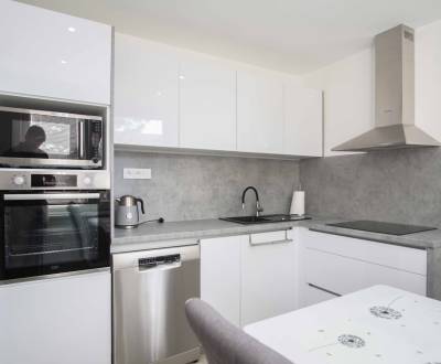 Na prenájom prerobený veľký 2-izbový byt s balkónom blízko centra, Nov