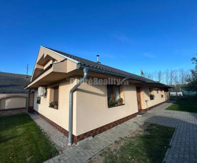 Zariadený 4-izbový rodinný dom s letnou kuchyňou, krytou terasou a piv