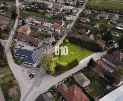 Exkluzívny stavebný pozemok s potenciálom pre 3 bytové jednotky – Kráľ