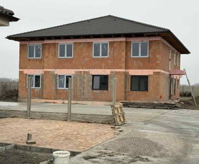 Nová štvorbytovka v tichom prostredí iba 10km od Dunajskej Stredy v ob