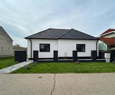 4 izbový rodinný dom s pozemkom 700 m2 v obci Nová Ves nad Žitavou