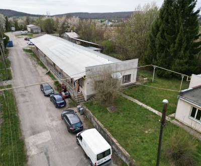 Ponúka na predaj priemyselnú budovu v Starej Turej