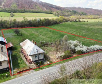Veľký rovinatý pozemok 6 593 m² s domčekom na okraji obce