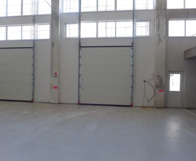 Sklad na prenájom o ploche 210 m2 s WC a s dvomi veľkými bránami