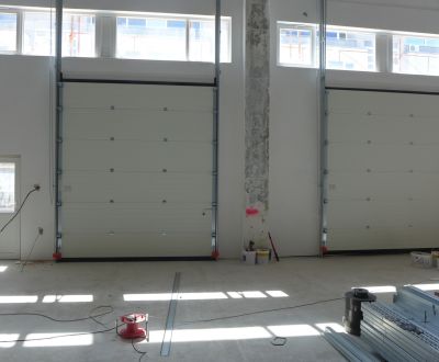 Sklad na prenájom o ploche 159 m2 s WC a s dvomi veľkými bránami  