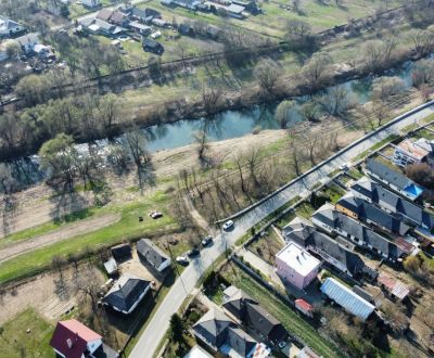 Stavebný pozemok pri rieke Uh v obci Lekárovce
