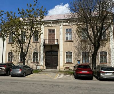 NA PREDAJ: HISTORICKÁ BUDOVA S POZEMKOM v srdci Komárna