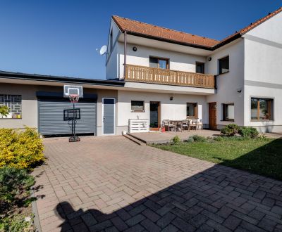 Priestranný 6-izbový rodinný dom s dvojgarážou a terasou – Pama