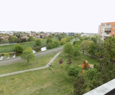 Priestranný 3-izbový byt s balkonom a výhľadom na rieku – Nové Zámky