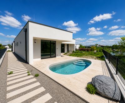 PREDAJ – Rodinný dom s bazénom pri golfe a jazere, Hrubá Borša