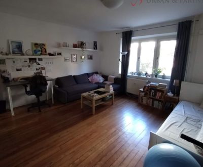 Na predaj 1.izbový byt v širšom centre mesta pri trhovisku.