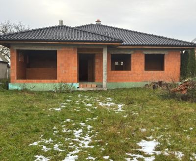 NOVOSTAVBA  - Rozostavaný bungalov v obci Dúbravka