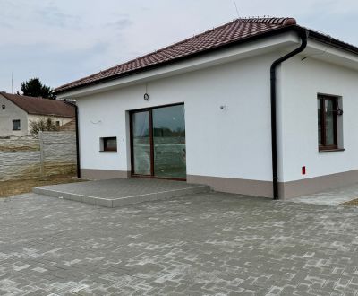 * novostavba moderného 4i domu, Vlčany, centrum