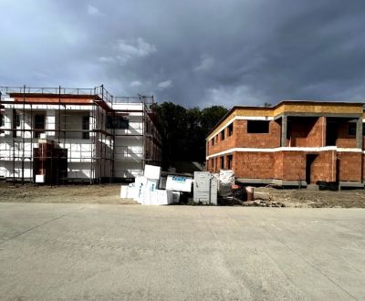 3 izbový byt na POSCHODÍ v obci Tomášikovo + 2x parkovanie
