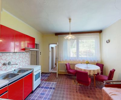 ZNÍŽENÁ CENA !!! (1.087 m²) RODINNÝ DOM V HARICHOVCIACH