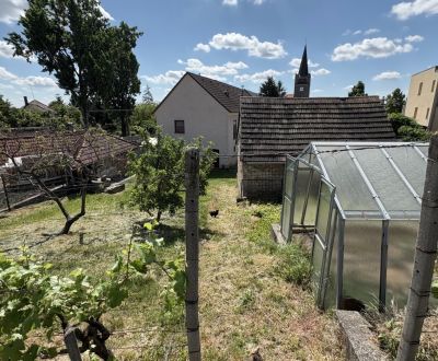 Predaj : Pozemok so starším RD vo výbornej lokalite Pezinok-Grinava