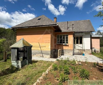Čiastočne zrekonštruovaný domček na kraji horskej dedinky Ratkovské By