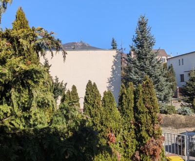 Radový domček na Zobore s výhľadom na mesto, Ružová ulica, garáž