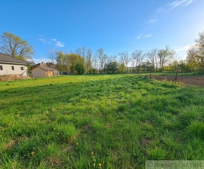 Rovinatý pozemok o rozlohe 1473m2 so súkromnou prístupovou cestou v ob