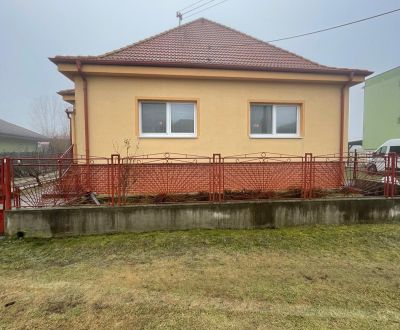 PREDAJ - 4-izbový rodinný dom s garážou, tichá lokalita, Svätoplukovo