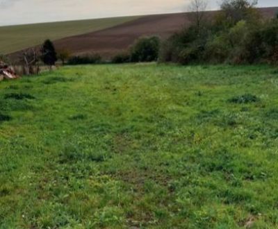 Stavebný pozemok s projektom a vlastným potokom – Kapince