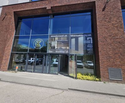 Showroom s výkladom smerom na Bratislavskú ulicu