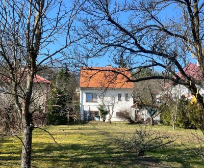 ROVINATÝ POZEMOK  S PRÍSTUPOM Z DVOCH STRÁN+ RODINNÝ DOM – B. Bystrica