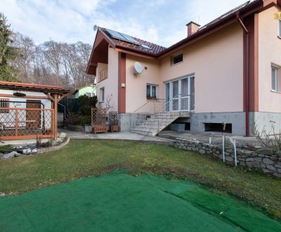 NA PREDAJ priestranný 7-izbový rodinný dom s dvojgarážou v Marianke