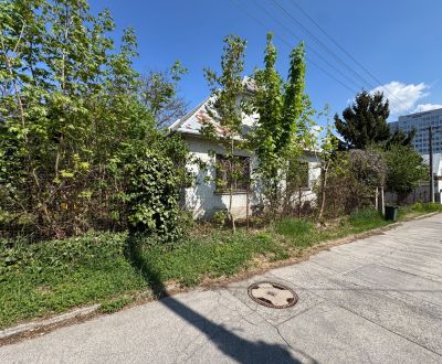 Krásny pozemok so starším domom Na Riviére, vhodný aj na investíciu 