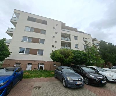 Rezervované -Priestranná garzónka s balkónom v novostavbe.