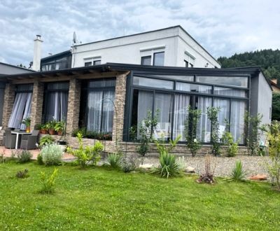 LUXUSNÝ 3-apartmánový dom+garáž+chatka+vináreň v Brezne (novostavby)