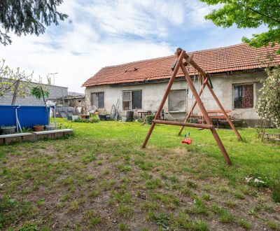 Exkluzívny pozemok s rodinným domom, úplne centrum Dunajská Lužná