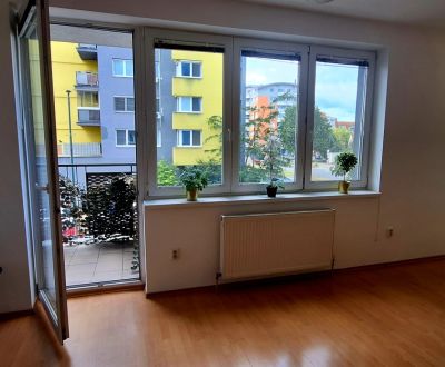 REZERVOVANÝ priestranný 1-izbový byt s balkónom v tehlovej novostavbe